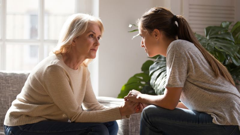 une femme plus âgée discute de sa sécurité avec sa fille
