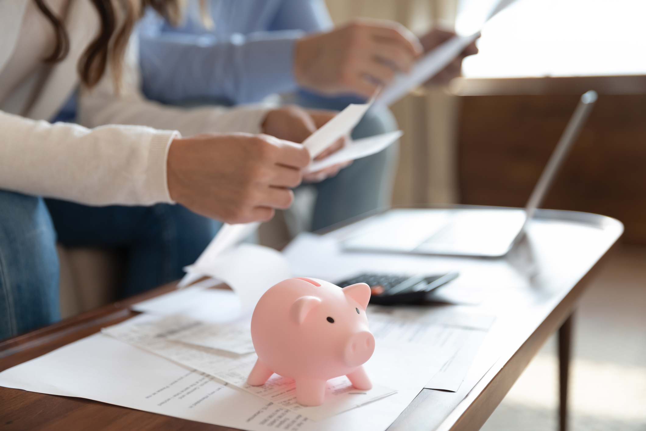 famille examinant les finances