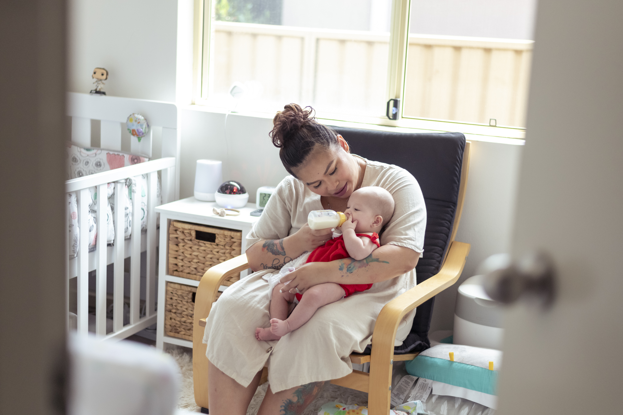 Mère biberon à l’enfant.