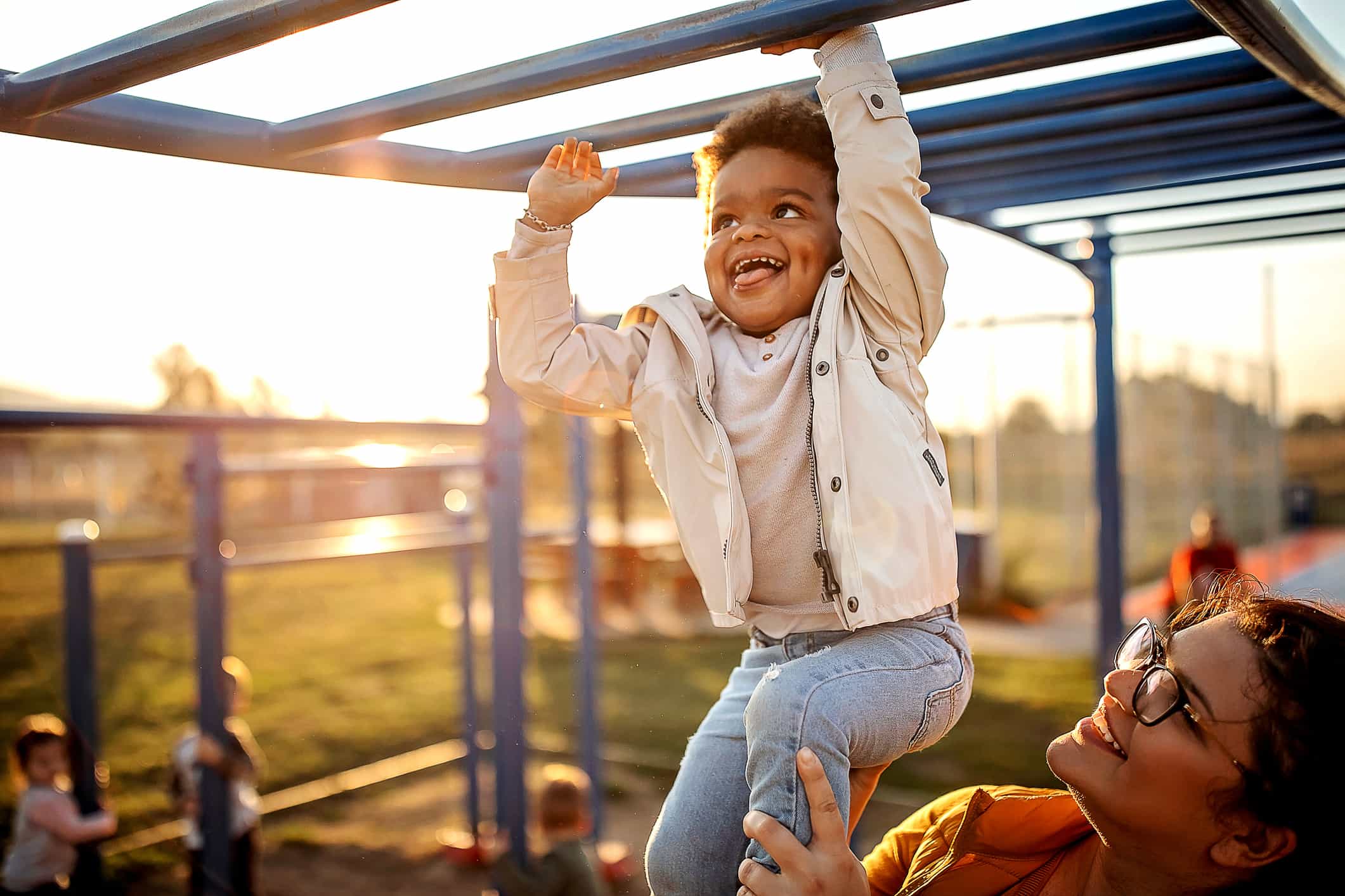 Enfant jouant à l'extérieur